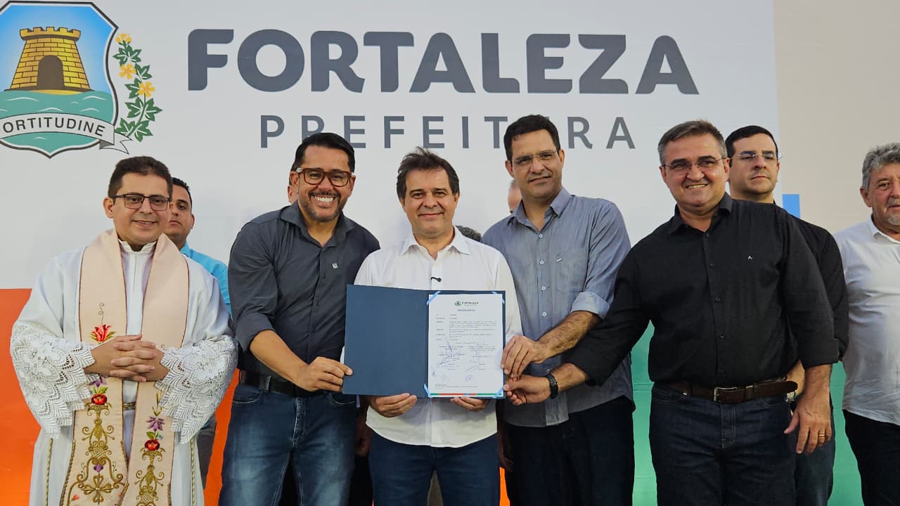 grupo de pessoas posa para a foto